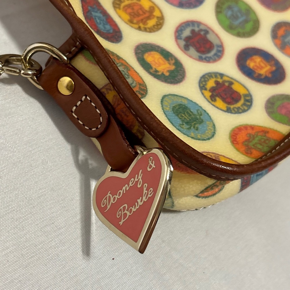 DOONEY & BOURKE adorable wristlet with logo design and brown leather detailing - Picture 6 of 13